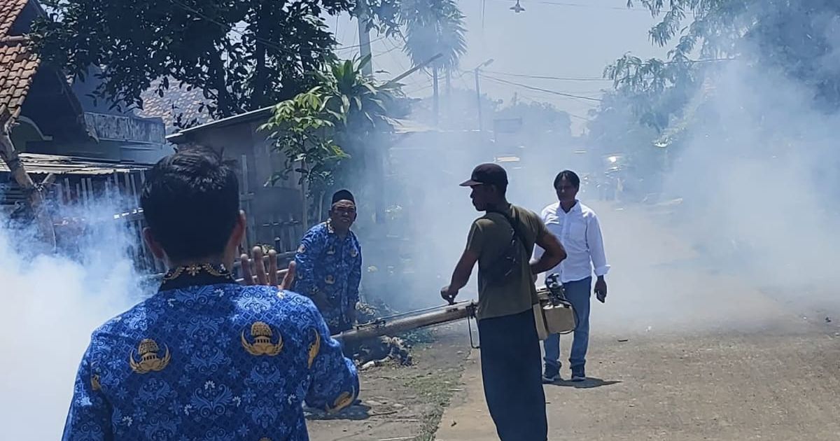 Bagus Waresa, SH. Kuwu Desa Singakerta Lakukan Fogging untuk Pencegahan Demam Berdarah!!!