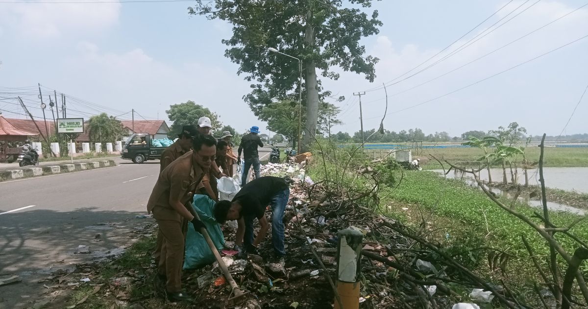 Pemdes Singakerta Kuwu Bagus Waresa, SH, Dan Babinsa Kopka Tardi Dorong Masyarakat Bekerjasama Menjaga Kebersihan