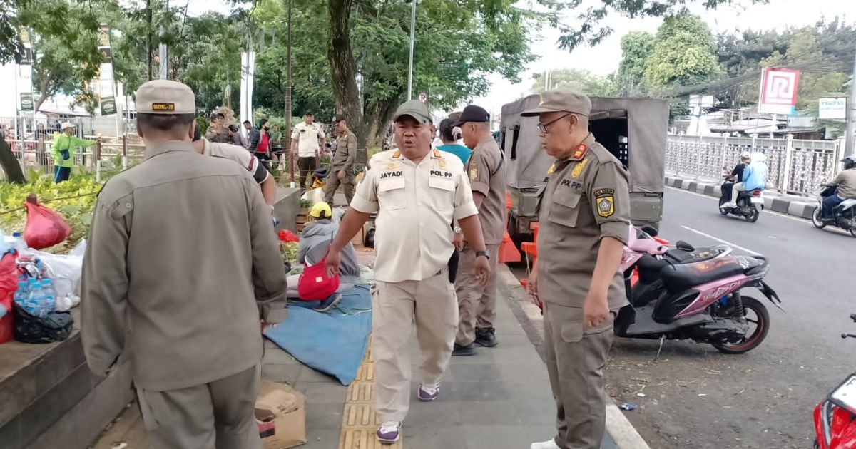Bertempat di Lokasi Taman Kalibaru Ramayana Cibinong Kabupaten Bogor Dilaksanakan Bersih-bersih