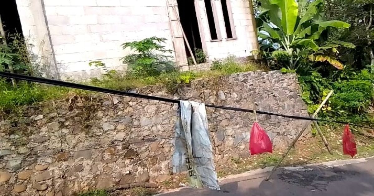 Pengguna Jalan Keluhkan Kabel Jaringan Wifi Di Tanjungsari Sampai Kejalan