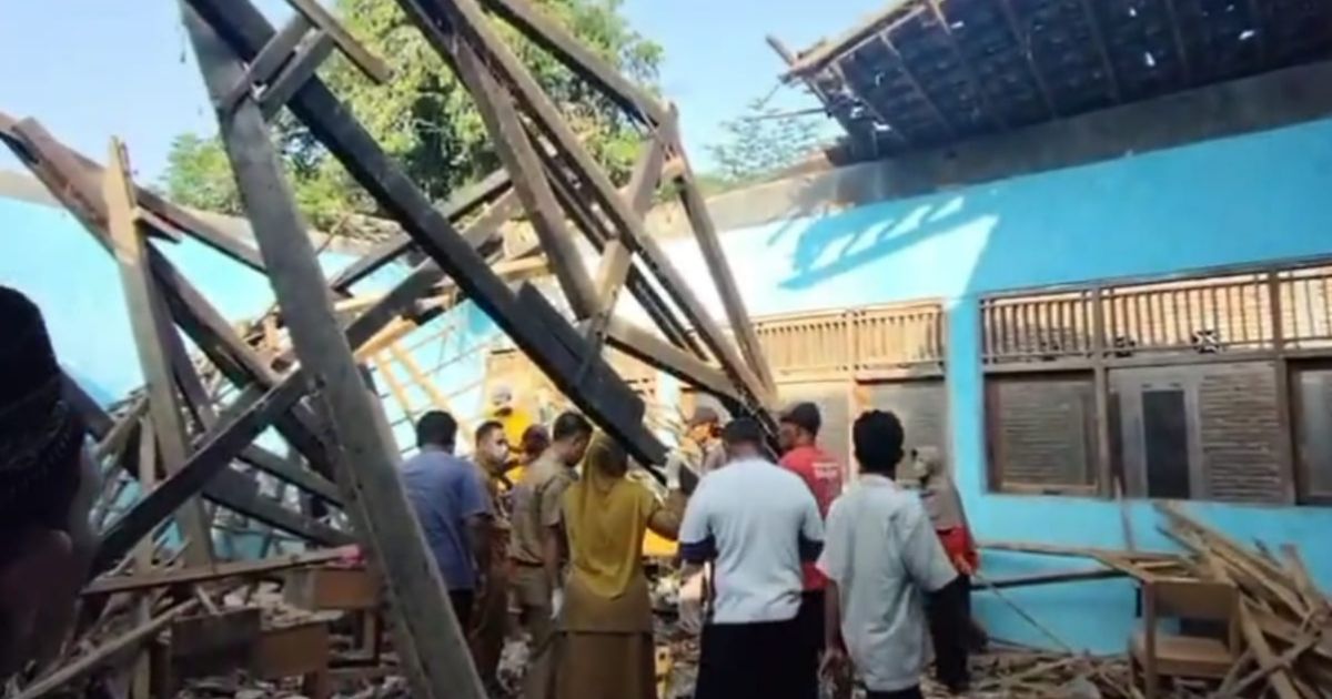 Breaking News: Atap Ruang Kelas MI Muhammadiyah Bulu Sambungmacan Roboh Saat KBM, 8 Orang Dilarikan ke Rumah Sakit