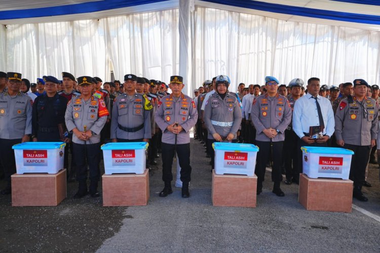 Wujud Rasa Empati, Kapolri Beri Bantuan kepada Anggota Polri Korban Bencana di Sumbar