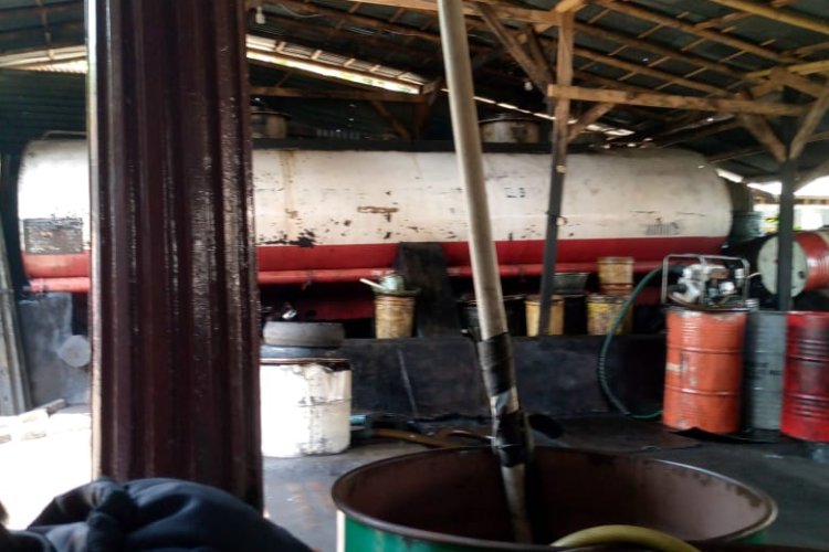 Diduga Jadi Tempat Penyulingan Oli Oplosan, Pemilik Usaha Rumahan di Caringin Tantang Wartawan Lapor Polisi