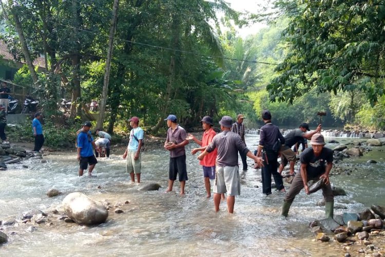 Jembatan Penghubung Dua Desa di Bogor Timur Terseret Banjir Bandang, Kedua Kades Bertemu