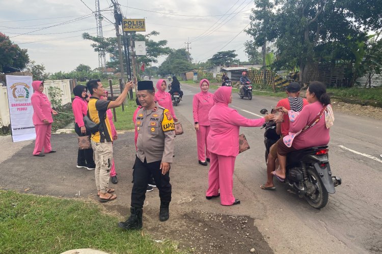 *Berkah Ramadan, Kapolsek Kedokanbunder Libatkan Bhayangkari Dalam Berbagi Takjil*
