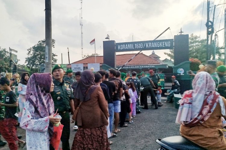 *Berbagi Keberkahan Ramadan: Kapten Inf Sariman Pimpin Pemberian 100 Cup Takjil Gratis di Depan Koramil 1610/Krangkeng*