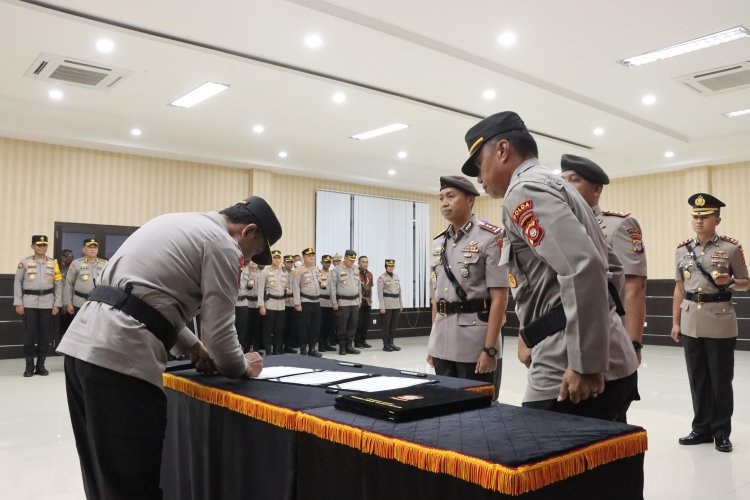 Empat Belas Pejabat Utama di Polda Gorontalo Resmi Berganti Usai Upacara Sertijab dan Pelantikan