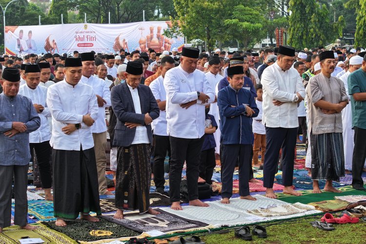 *Bupati Bogor Rudy Susmanto dan Wabup Jaro Ade Laksanakan Shalat Idul Fitri 1446 Hijriah, Ajak Warga Syukuri Hikmah Ramadhan*
