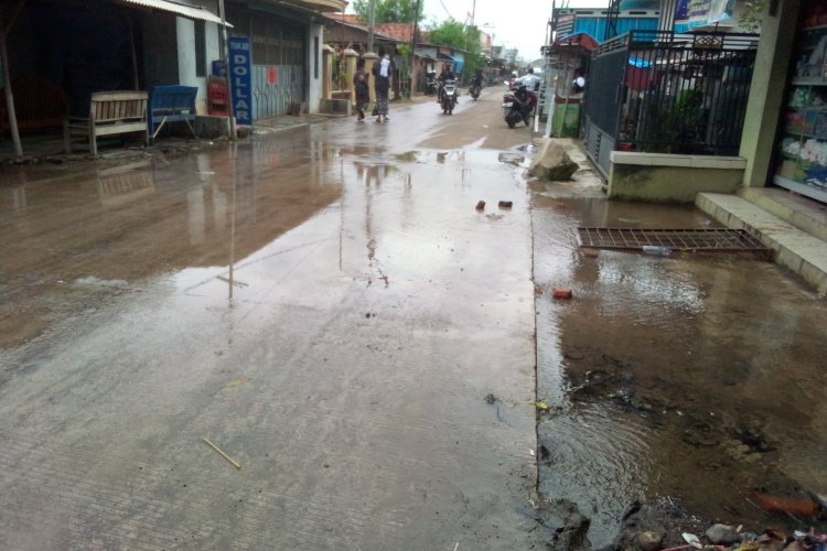 *Warga Dukuhjati Keluhkan Kebocoran jaringan Pipa Milik Perumdam Tirta Darma Ayu Indramayu, Menelan Anggaran Milyaran Hasilnya Buruk Sekali*