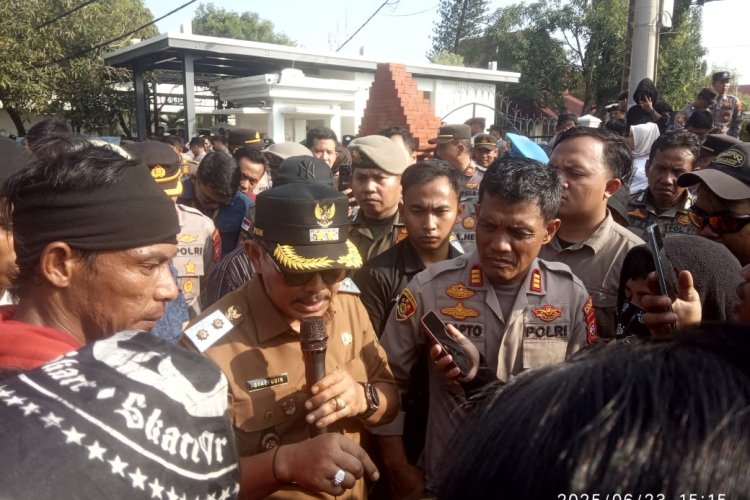 Aksi Unjuk Rasa Warga Desa Eretan Wetan di Depan Pendopo Indramayu