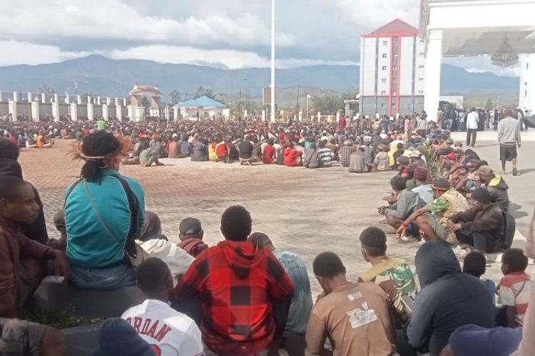 MASYARAKAT JAYAWIJAYA PENDUKUNG PEMERINTAHAN, MEMADATI KANTOR BUPATI JAYAWIJAYA