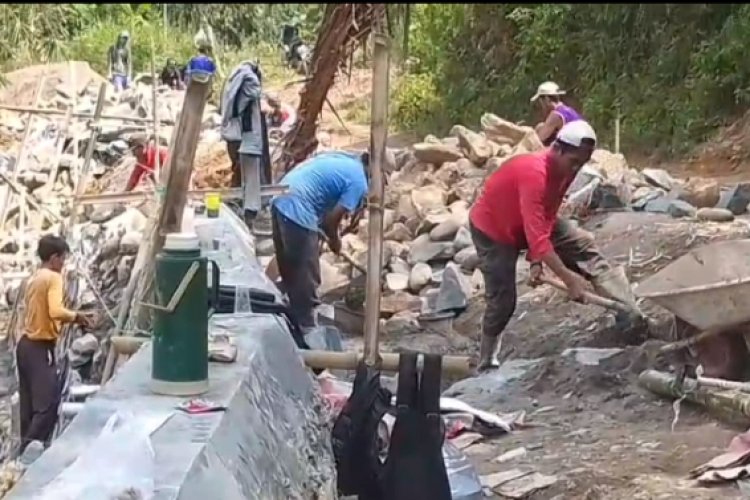 Pekerja Projek Pembangunan Jalan Kabupaten Senilai 14,6 Miliar Minim Gunakan APD