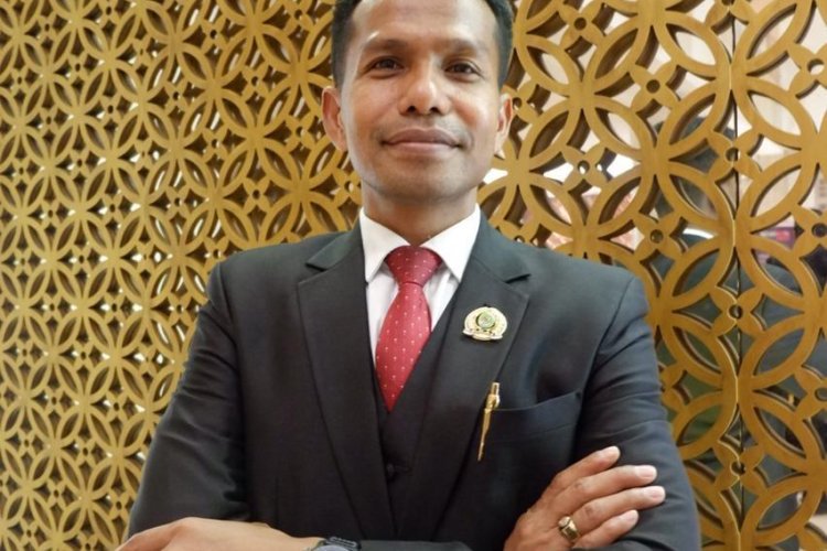 Satu Tahun Pemerintahan Prabowo: Stabilitas Politik, Kabinet Gemuk, dan Tantangan Program Makan Bergizi Gratis